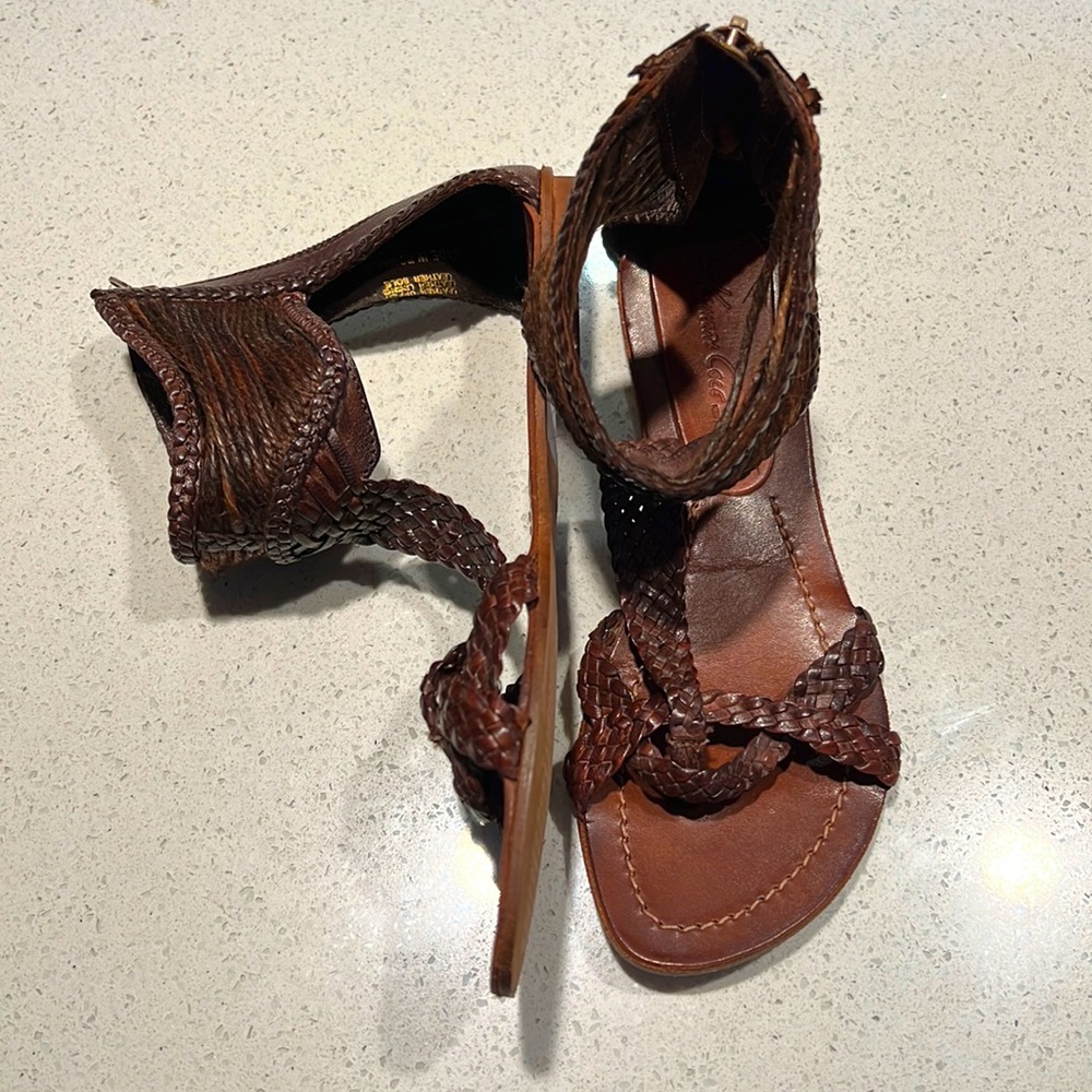 Kenneth Cole Vero Cuoio brown ankle cuff sandals